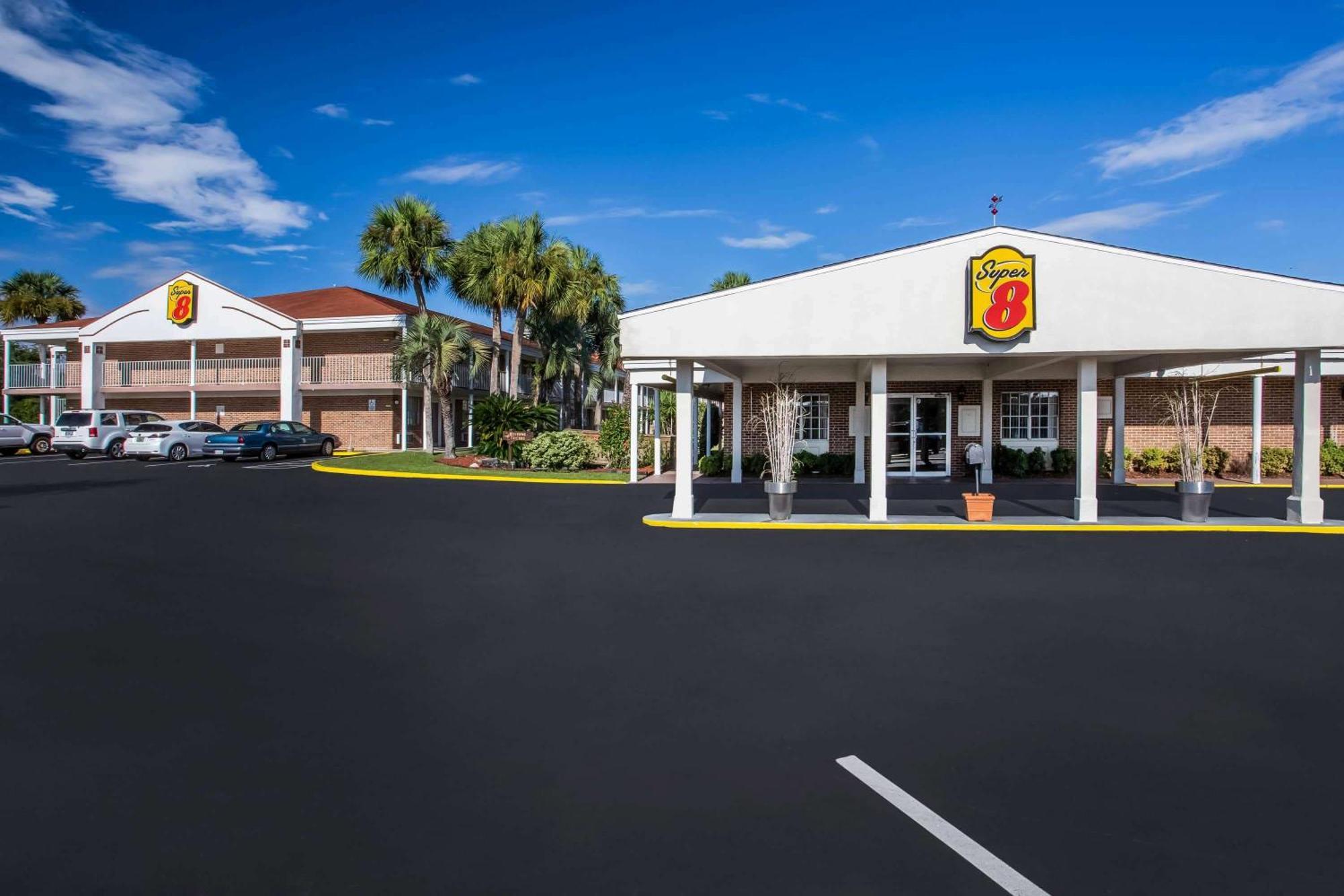 Super 8 By Wyndham Lake City Εξωτερικό φωτογραφία