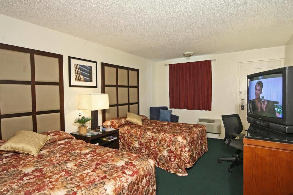 Super 8 By Wyndham Lake City Εξωτερικό φωτογραφία