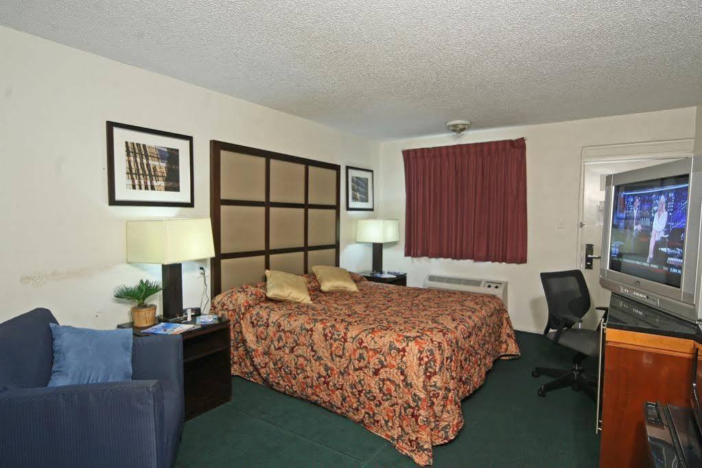 Super 8 By Wyndham Lake City Εξωτερικό φωτογραφία